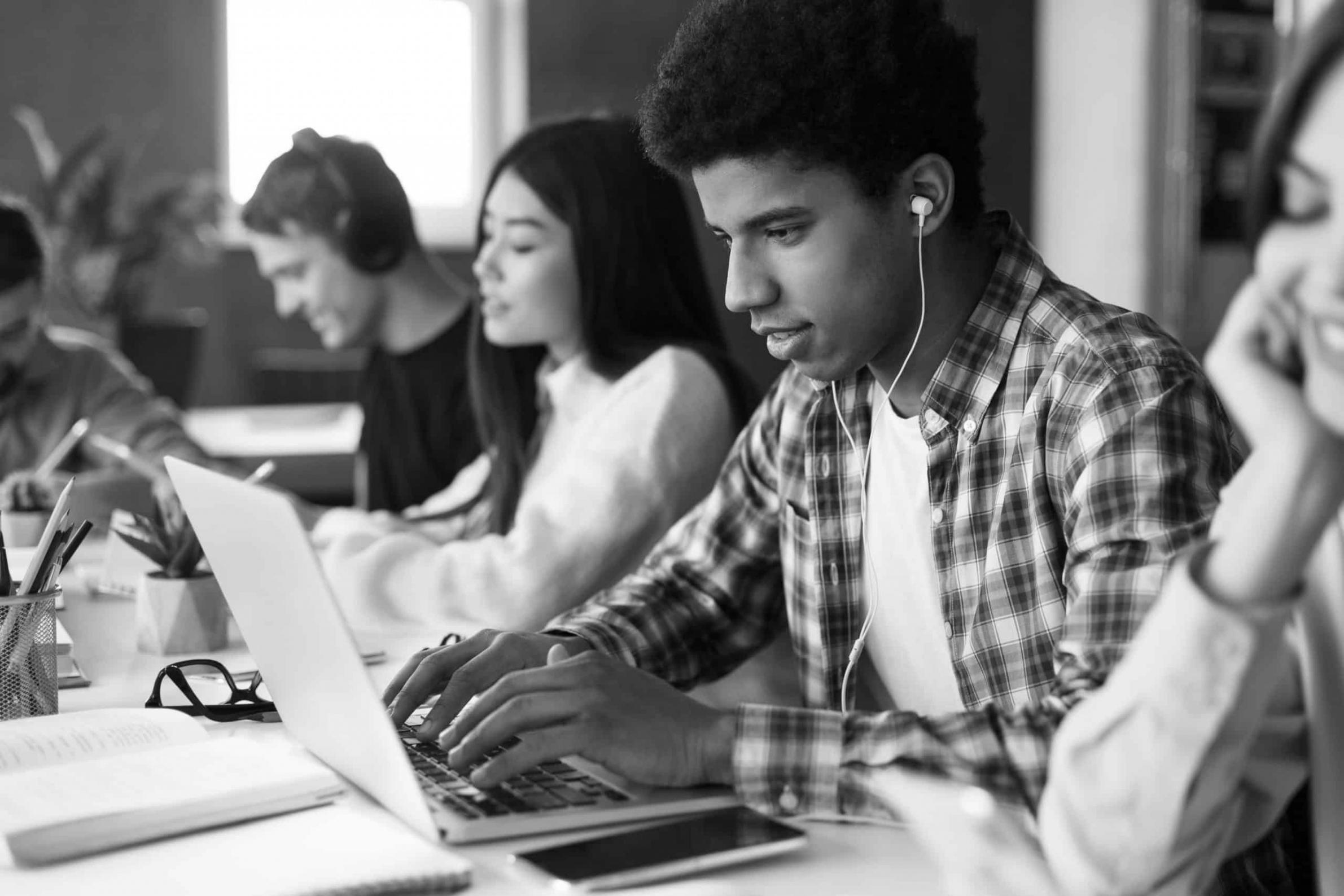 Робочий процес анімаційного дизайнера за комп'ютером з декількома екранами